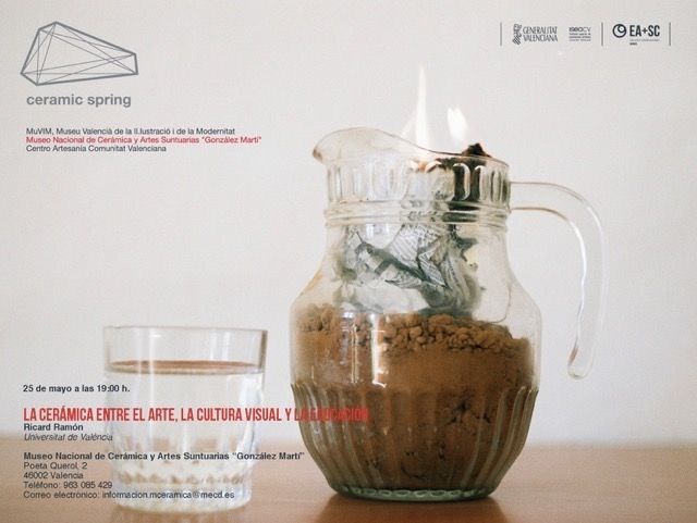 Cartell de la conferència al Museu de Ceràmica amb una foto d'un pitxer d'aigua ple de terra i un paper cremant i un got d'aigua.